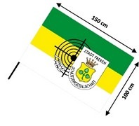 Das Bild zeigt eine Stockfahne der Schützengesellschaft der Stadt Freren. Die Flagge ist in den Farben Grün, Gelb und Weiß gestaltet und zeigt das Wappen der Schützengesellschaft mit einer Zielscheibe. Die Maße der Flagge sind 150 cm in der Breite und 100 cm in der Höhe.