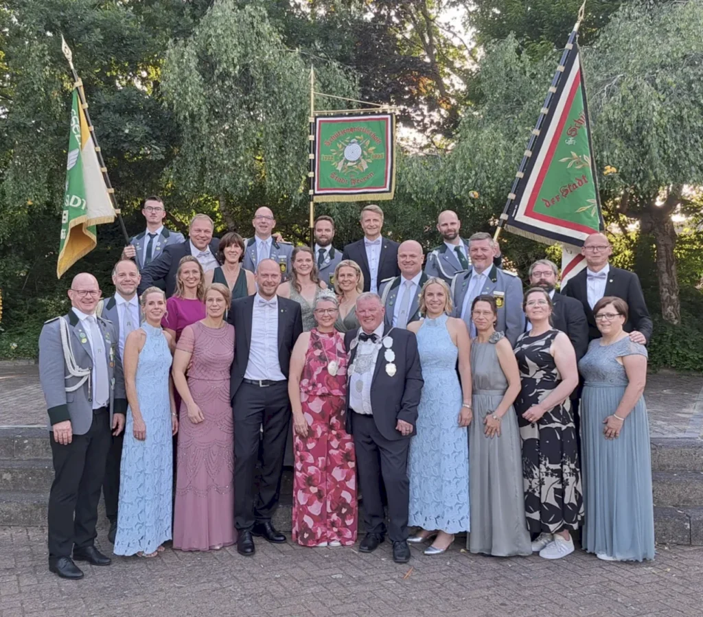 Schützenkönig 2025, Martin Lampenschulten mit dem alten Thron.