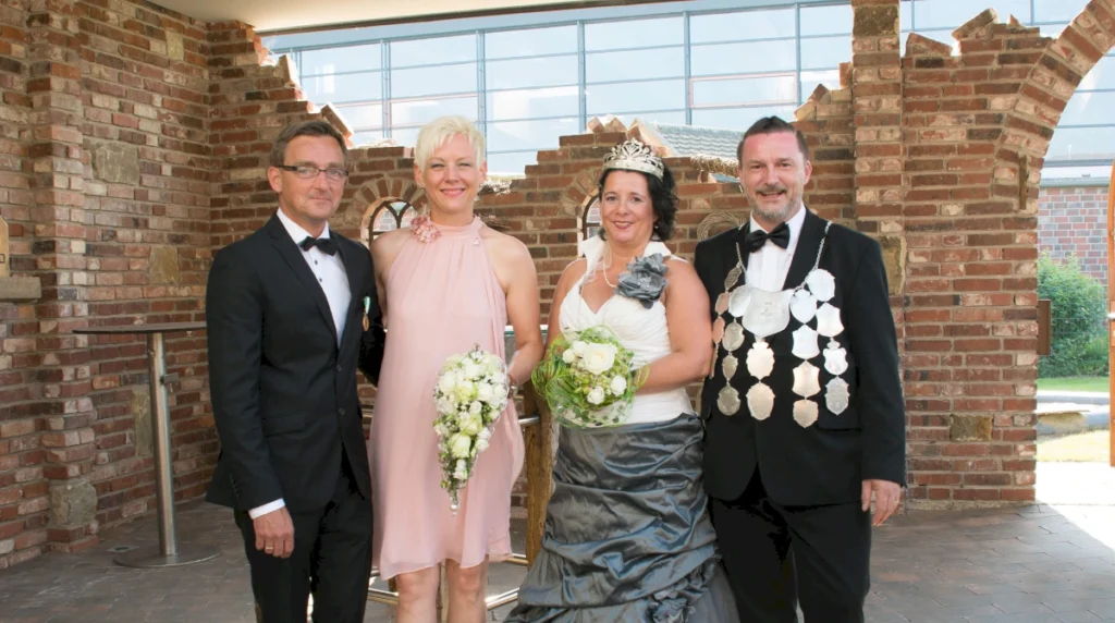 Bei der feierlichen Ehrung der Schützengesellschaft Freren posieren die Majestäten und Ehrengäste in festlicher Kleidung. Die Veranstaltung spiegelt die Tradition und Gemeinschaft des Schützenfestes wider.